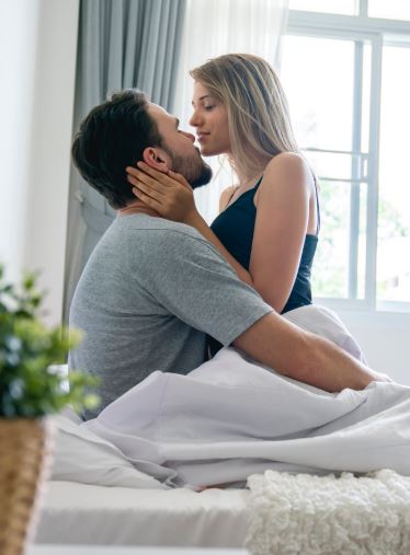 Experts Break Down 'Hotwifing' Trend And Warn About Its Deep Emotional Risks