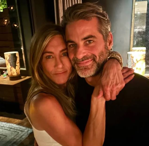 Jennifer Aniston Caught in a Steamy PDA Moment With Jim Curtis
