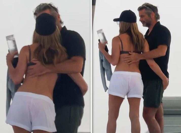 Jennifer Aniston Flaunts Bikini Bod, Kisses BF on Yacht!