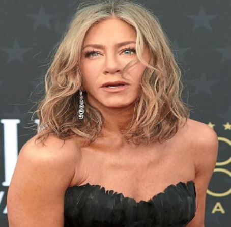 Jennifer Aniston’s “Perfect” Bust to “Overfilled” Look Doctor Reveals the Signs of Possible Cosmetic Work